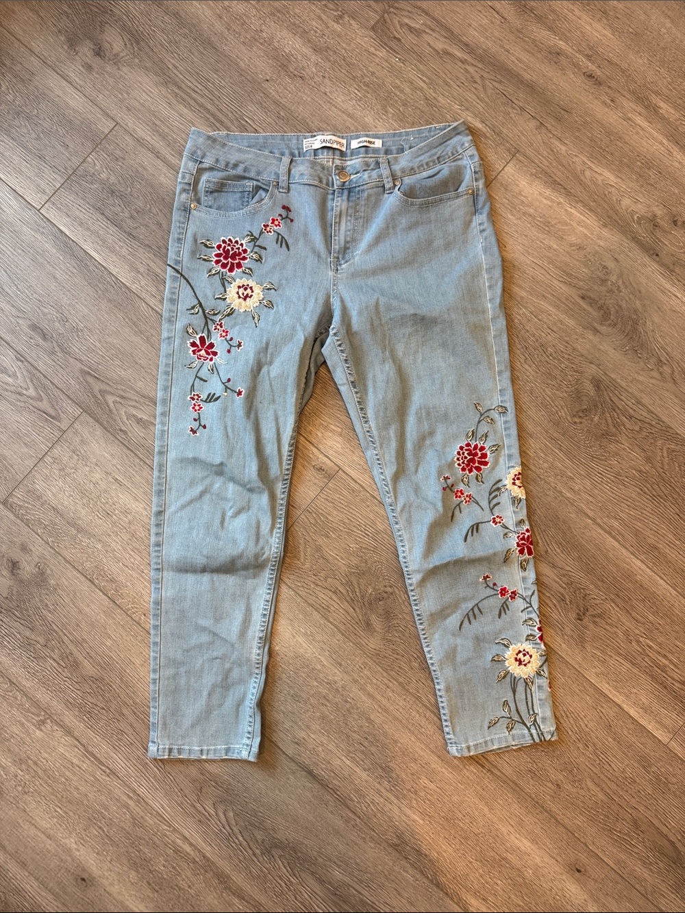 Sandpiper Light Wash Embroidered Floral Women’s Jeans size 8 g14